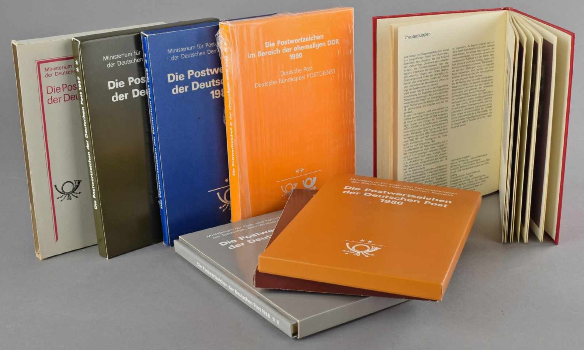 Jahrbücher DDR 1984-1990 alle 7 hrsg. Jahrbücher postfrisch komplett, jew. mit passendem Schuber, - Bild 2 aus 2