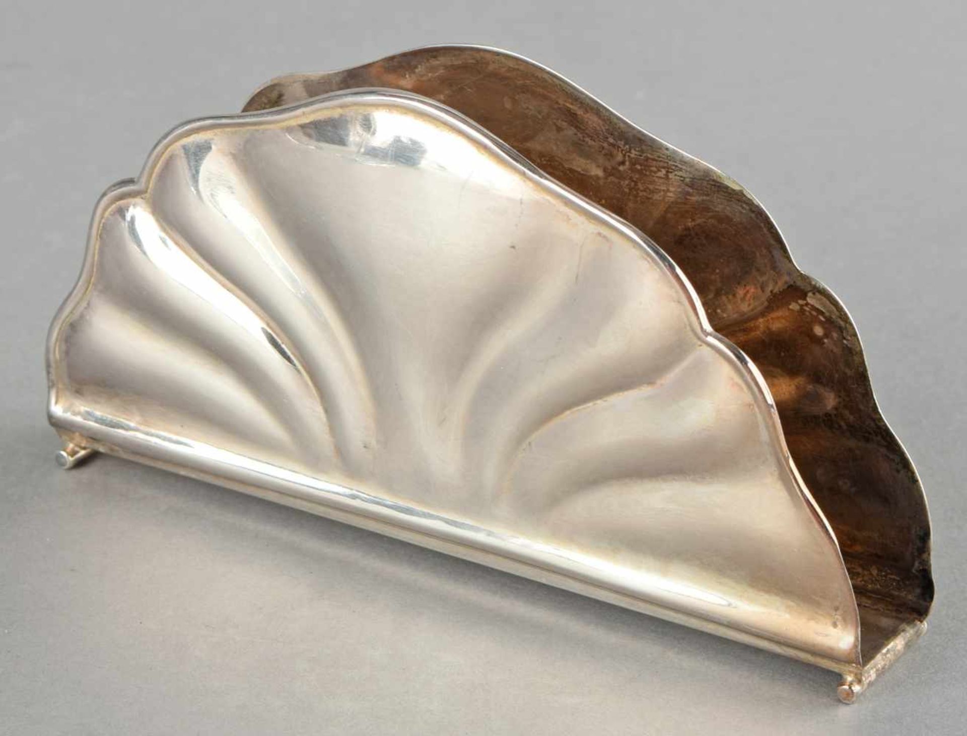 Serviettenhalter Silber 925, Hersteller: Hermann Behrnd, Dresden, halbrunde Schenkel mit gewellten - Bild 2 aus 2