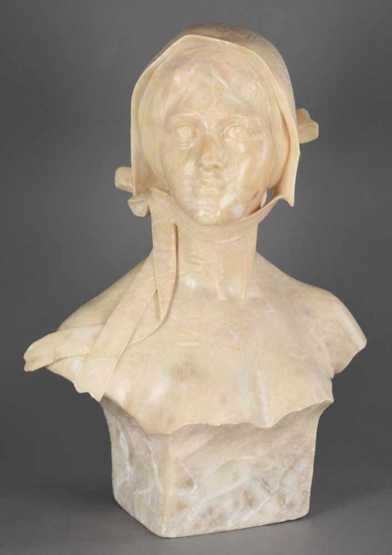 Fiaschi, P. Emilio (1858 Volterra - 1941 Florenz) Alabaster, Büste einer jungen Frau mit Haube, fein