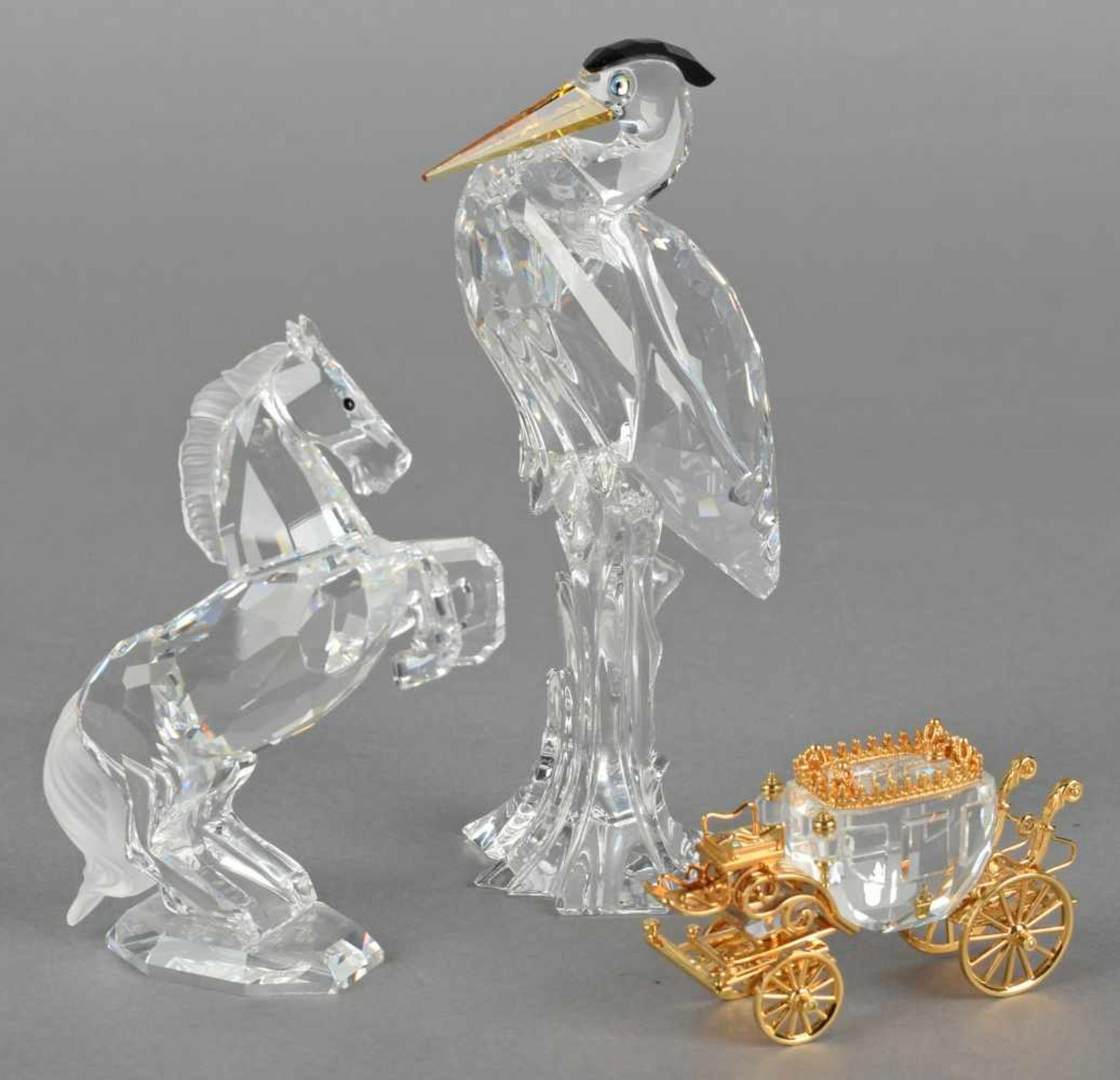 Drei Swarovski-Figuren dabei: steigendes Pferd, Reiher und Kutsche mit vergoldeten Elementen, - Bild 2 aus 2