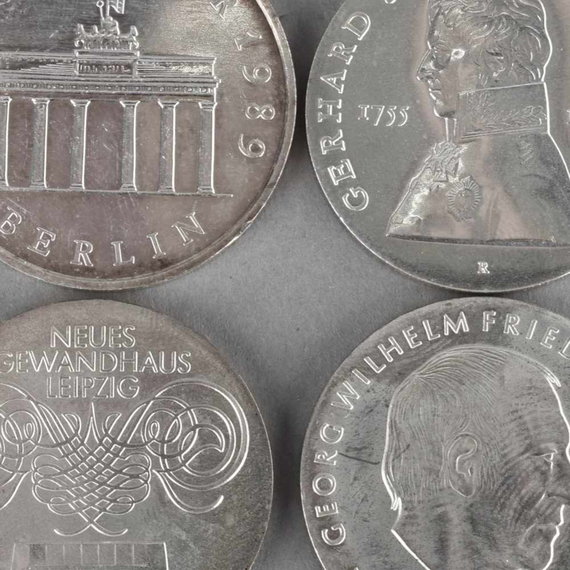 Silbermünzen DDR insg. 4 Silbermünzen: 1 x 20 Mark "Berliner Tor" 1989, 1 x 10 Mark "150. Todestag