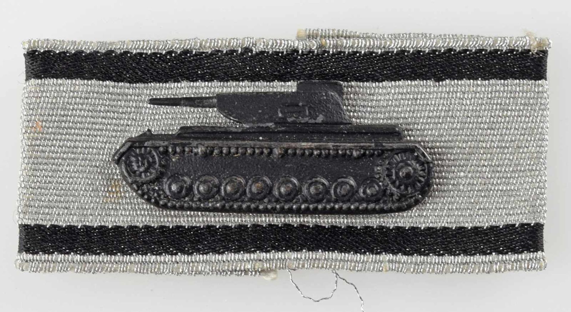 Kampfabzeichen III. Reich Sonderabzeichen Panzervernichter in Silber, geschwärzter Panzer mit zwei - Bild 2 aus 3