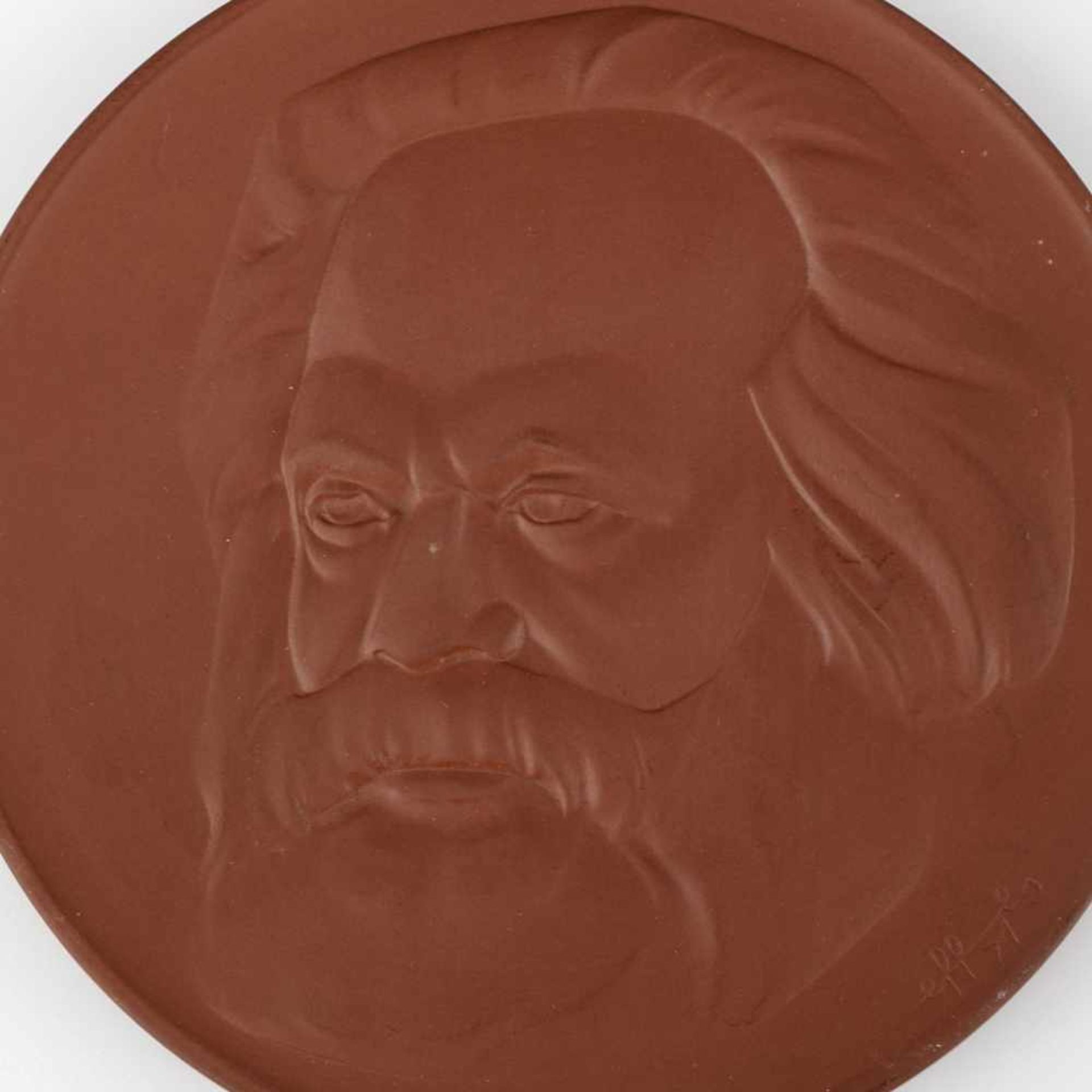 Ehrenplakette Karl Marx Meissen-Böttgersteinzeug, reliefierte Darstellung Karl-Marx-Kopf nach links,