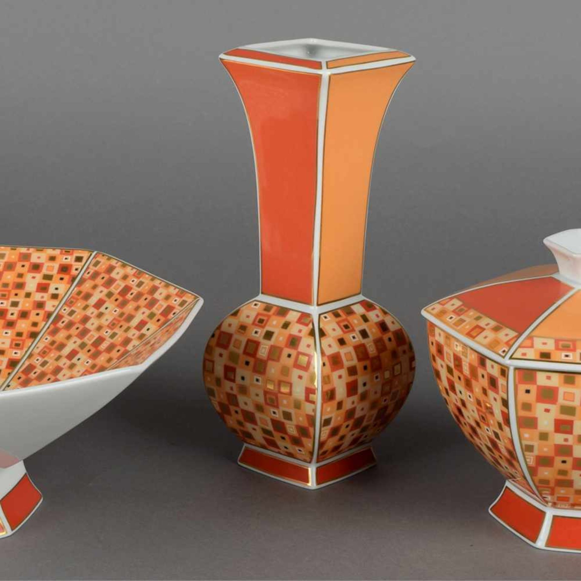 Schale, Vase und Zierdose Hersteller: Kaiser Porzellan, Staffelstein, Dekor "Collage", polygonale