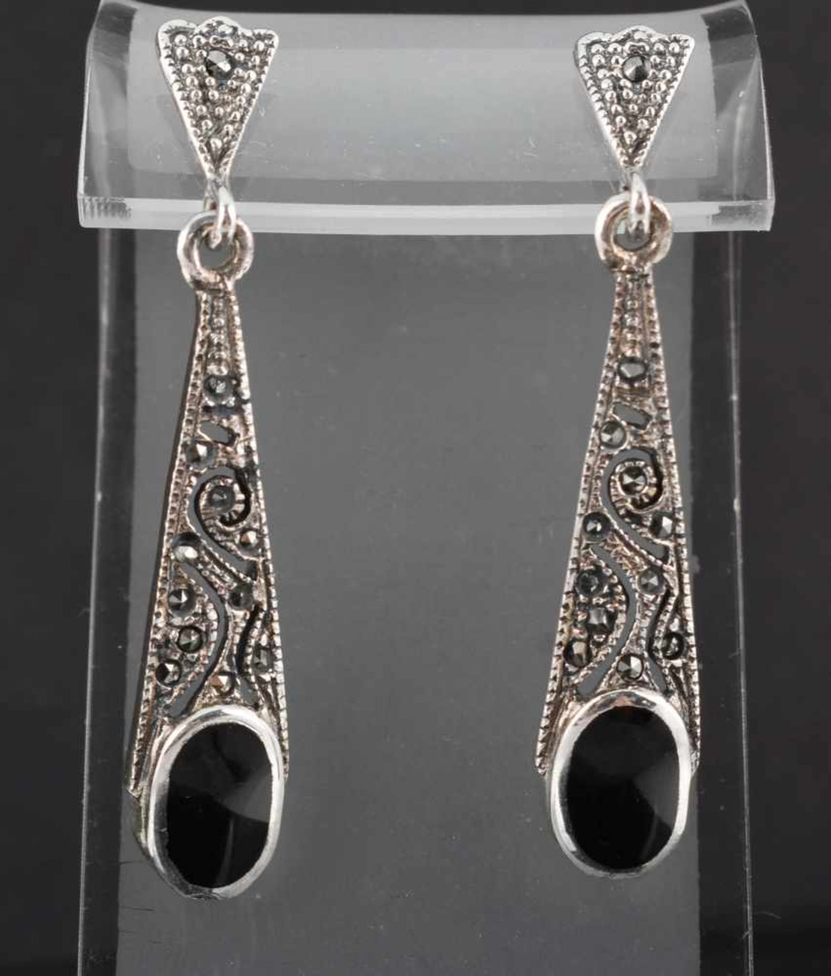 Paar Ohrhänger Silber 925, je gestreckte Tropfenform mit ovaler Onyxeinlage und Markasitenbesatz, - Bild 2 aus 2