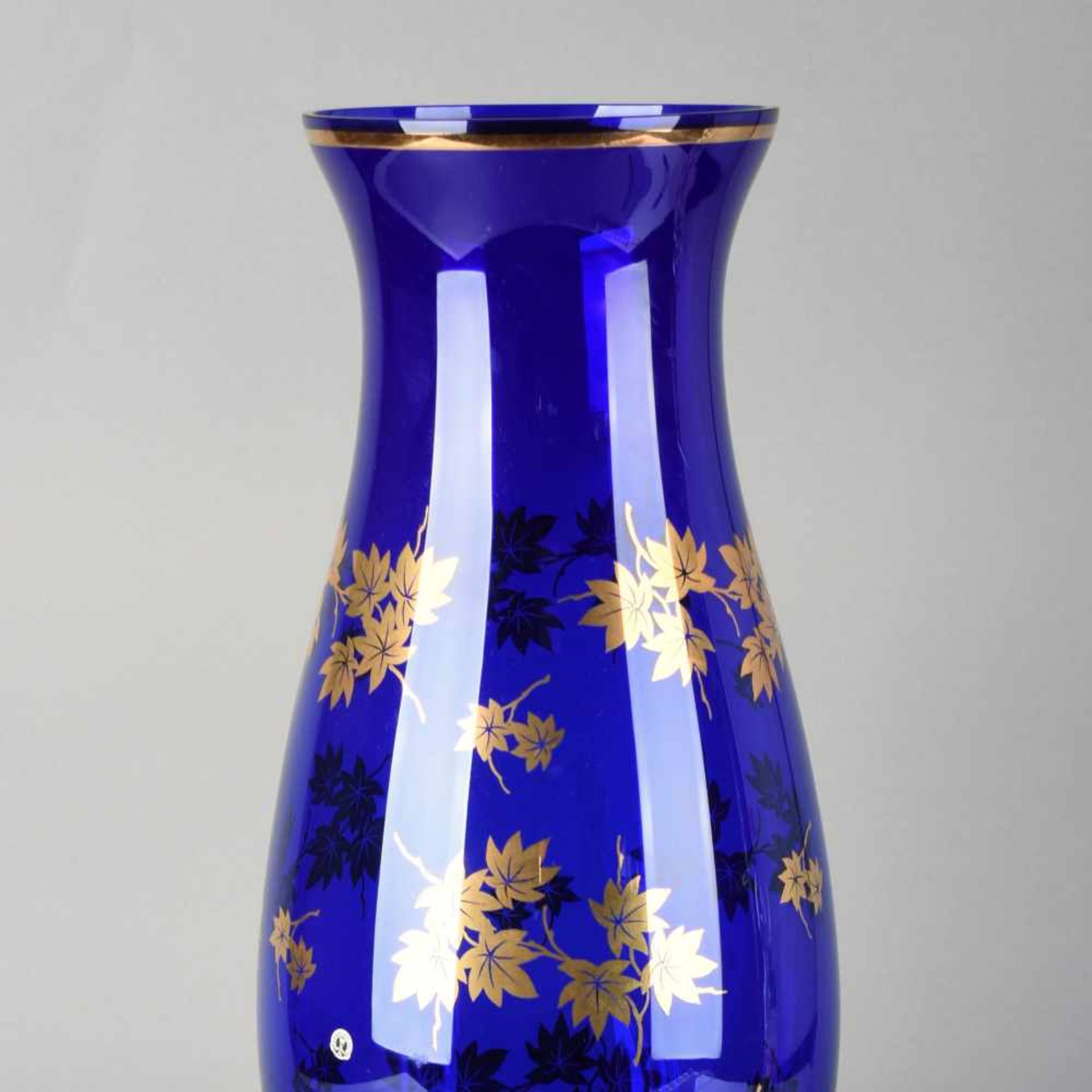 Parteigeschenk DDR Vase, dunkelblaues Glas mit Goldstaffage, tschechische Marke "BOROCRYSTAL", H ca.