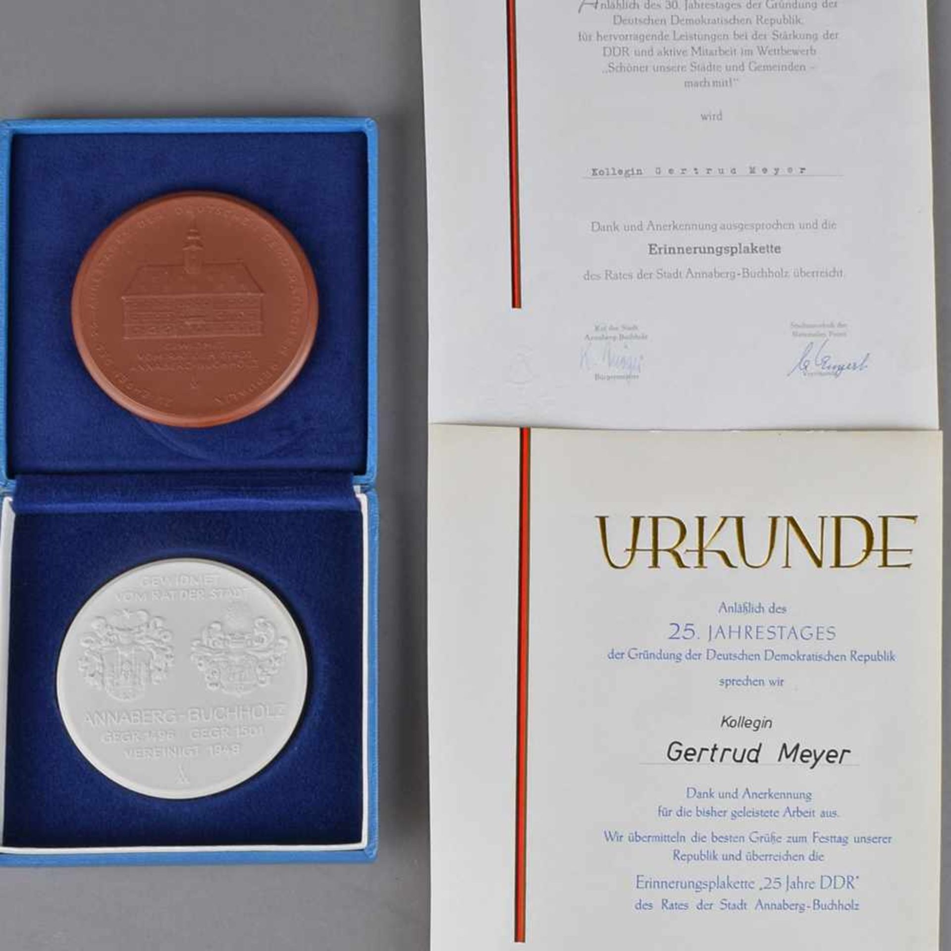 Paar Ehrenplaketten Annaberg mit Urkunden 1 x Ehrenplakette des Rates der Stadt Annaberg-Buchholz,