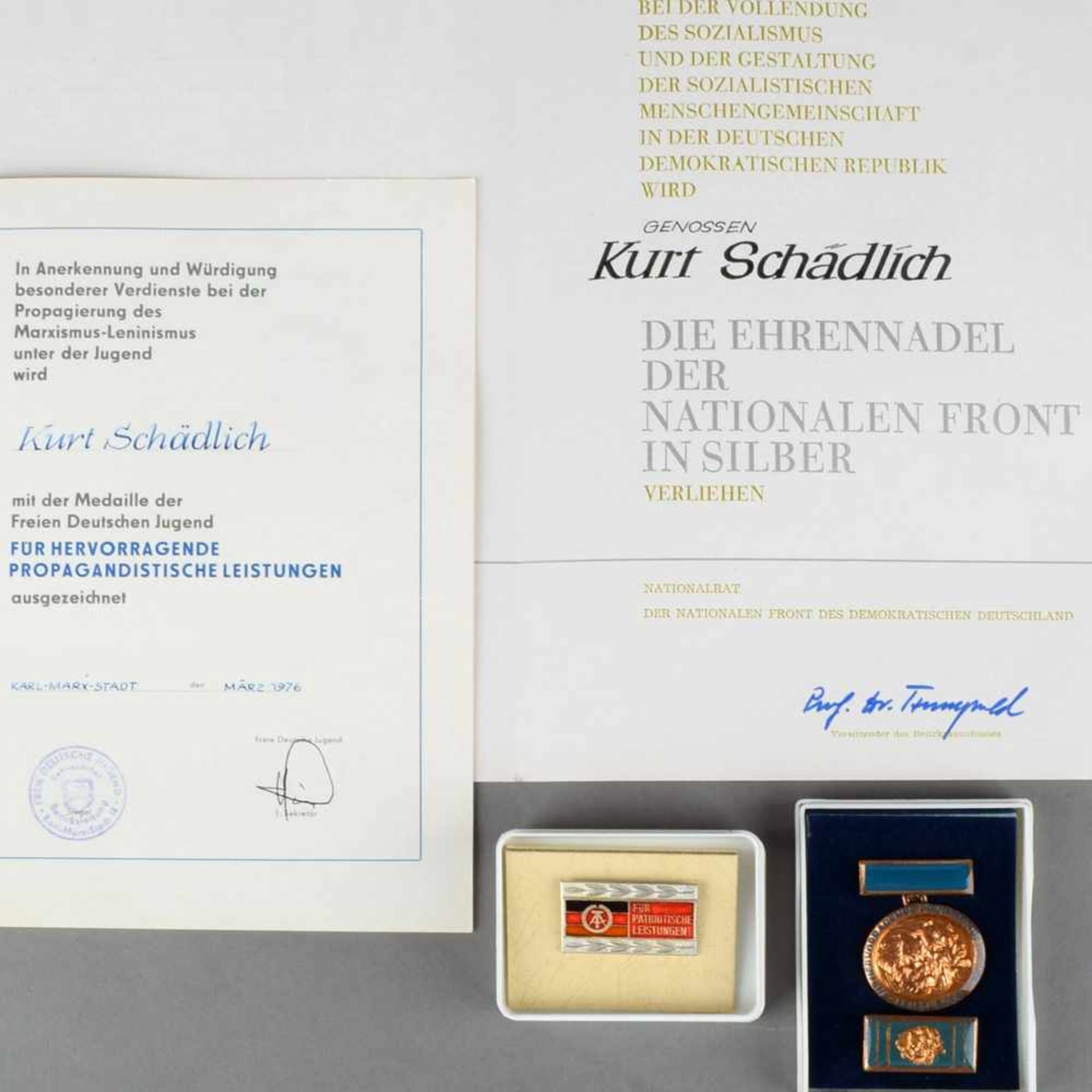 Paar Urkunden und Auszeichnungen DDR 1 x Medaille der FDJ für hervorragende propagandistische