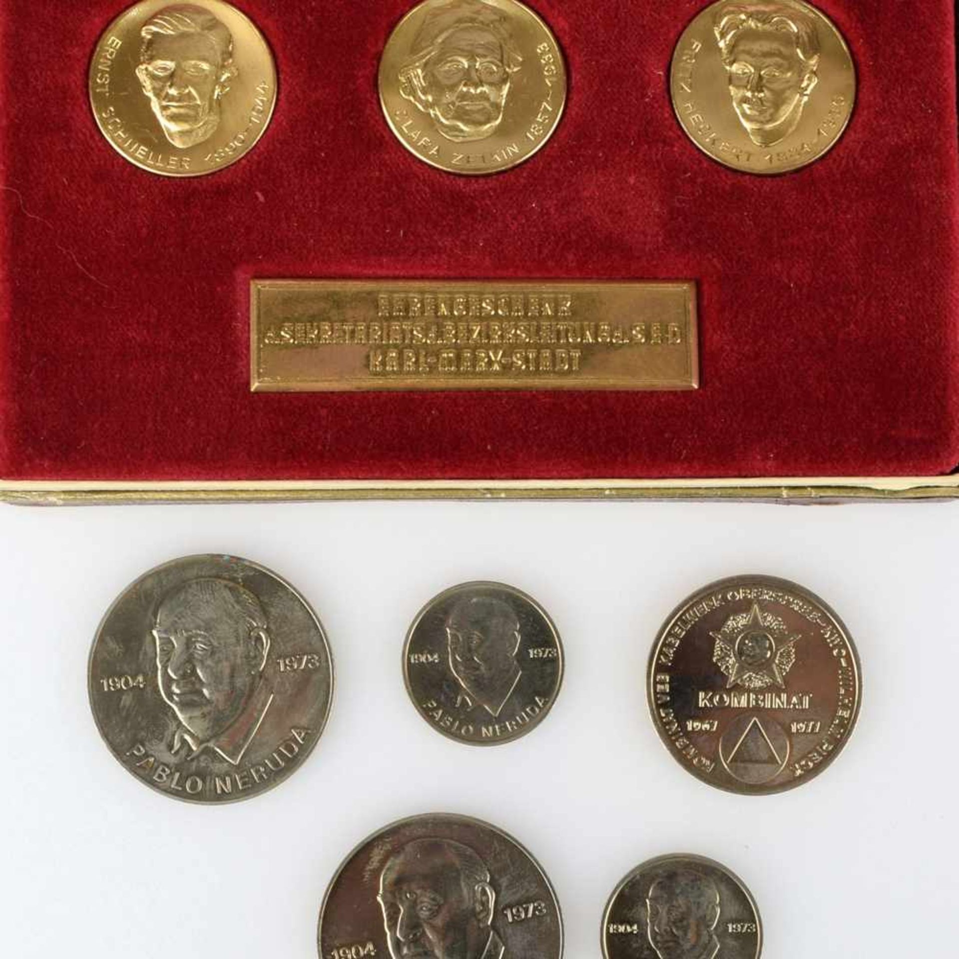 Ehrengaben für Verdienste in der DDR insg. 3 x Medaillensets im Etui und 1 x Medaille VEB Walzwerk