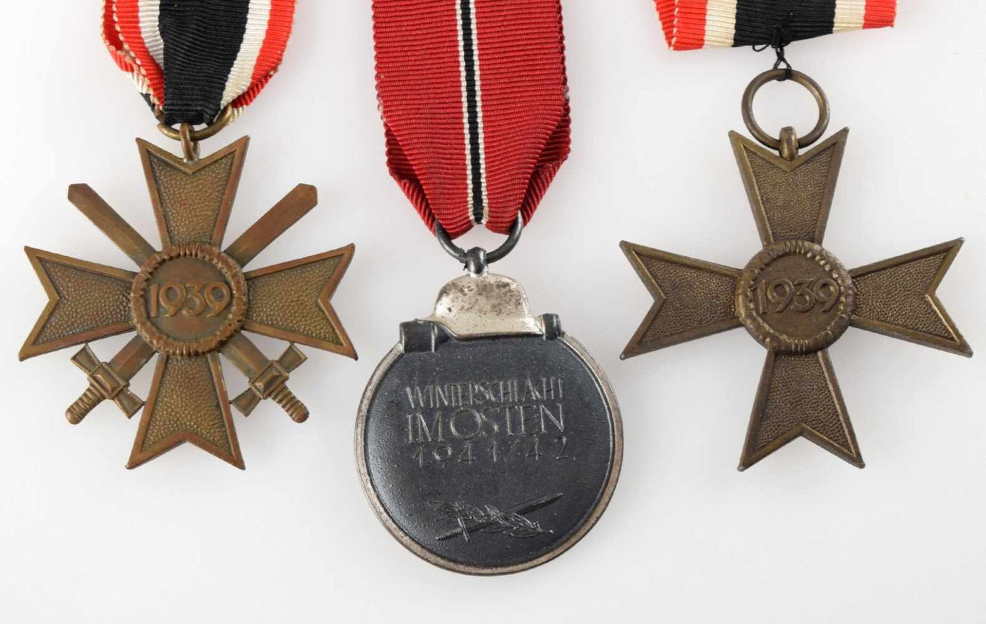 Auszeichnungen III. Reich insg. 3 versch. Ausführungen: 1 x Medaille Winterschlacht im Osten 1941/42 - Bild 2 aus 2