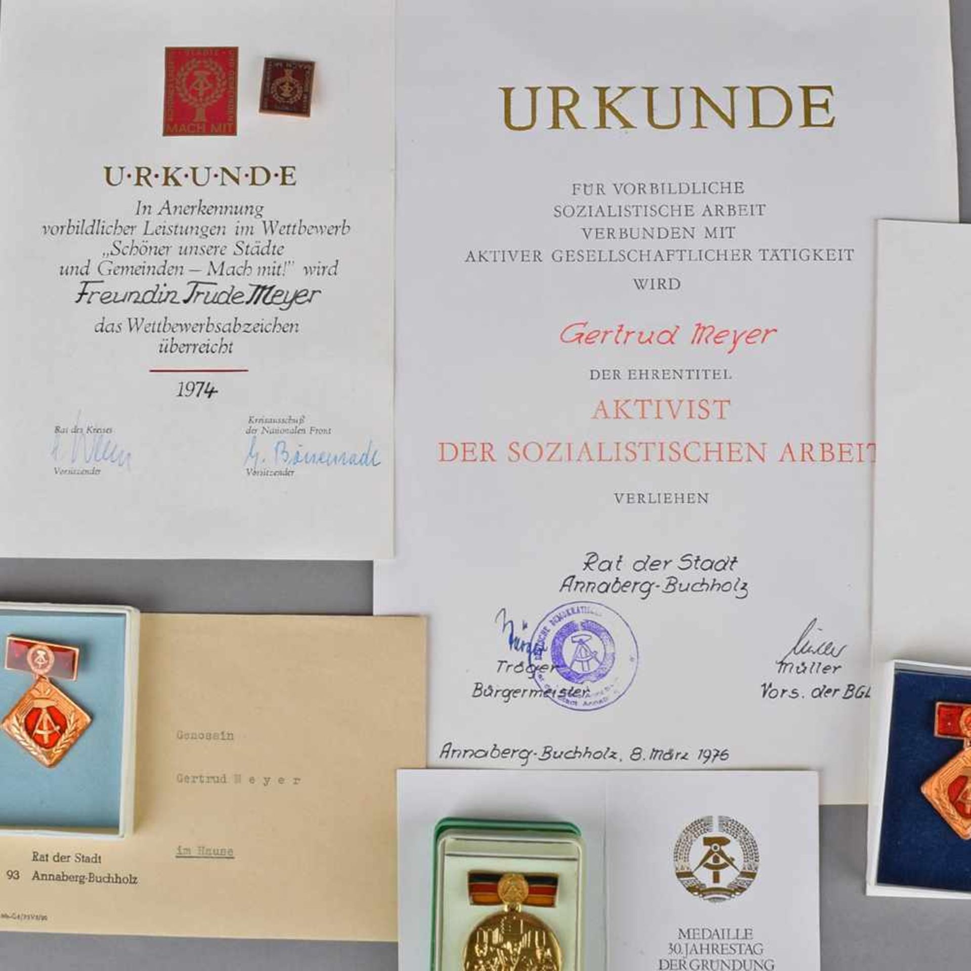 Konvolut Auszeichnungen DDR insg. 5 versch. Auszeichnungen, dabei u.a.: 1 x Abzeichen und Urkunde "