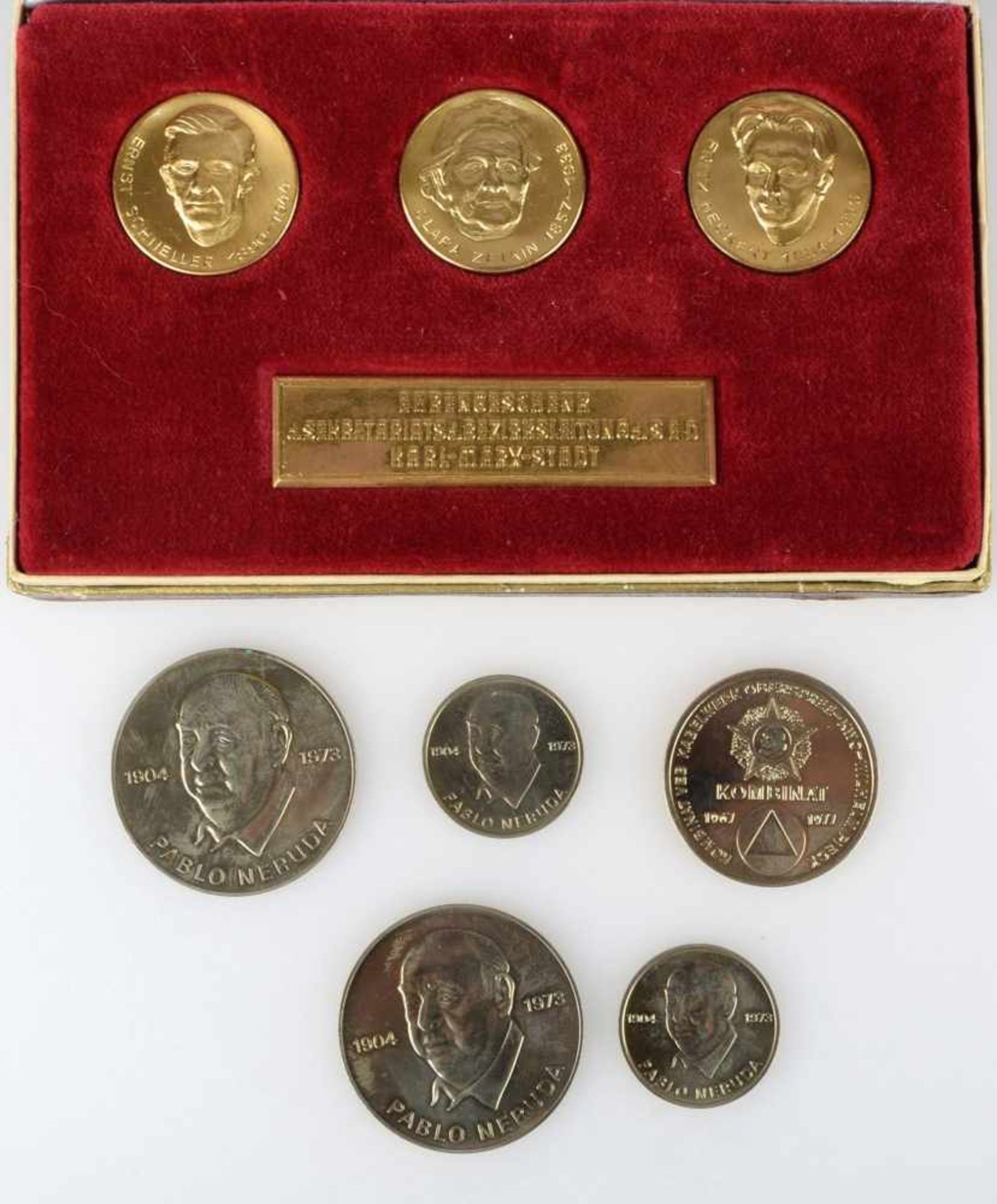 Ehrengaben für Verdienste in der DDR insg. 3 x Medaillensets im Etui und 1 x Medaille VEB Walzwerk - Bild 2 aus 2