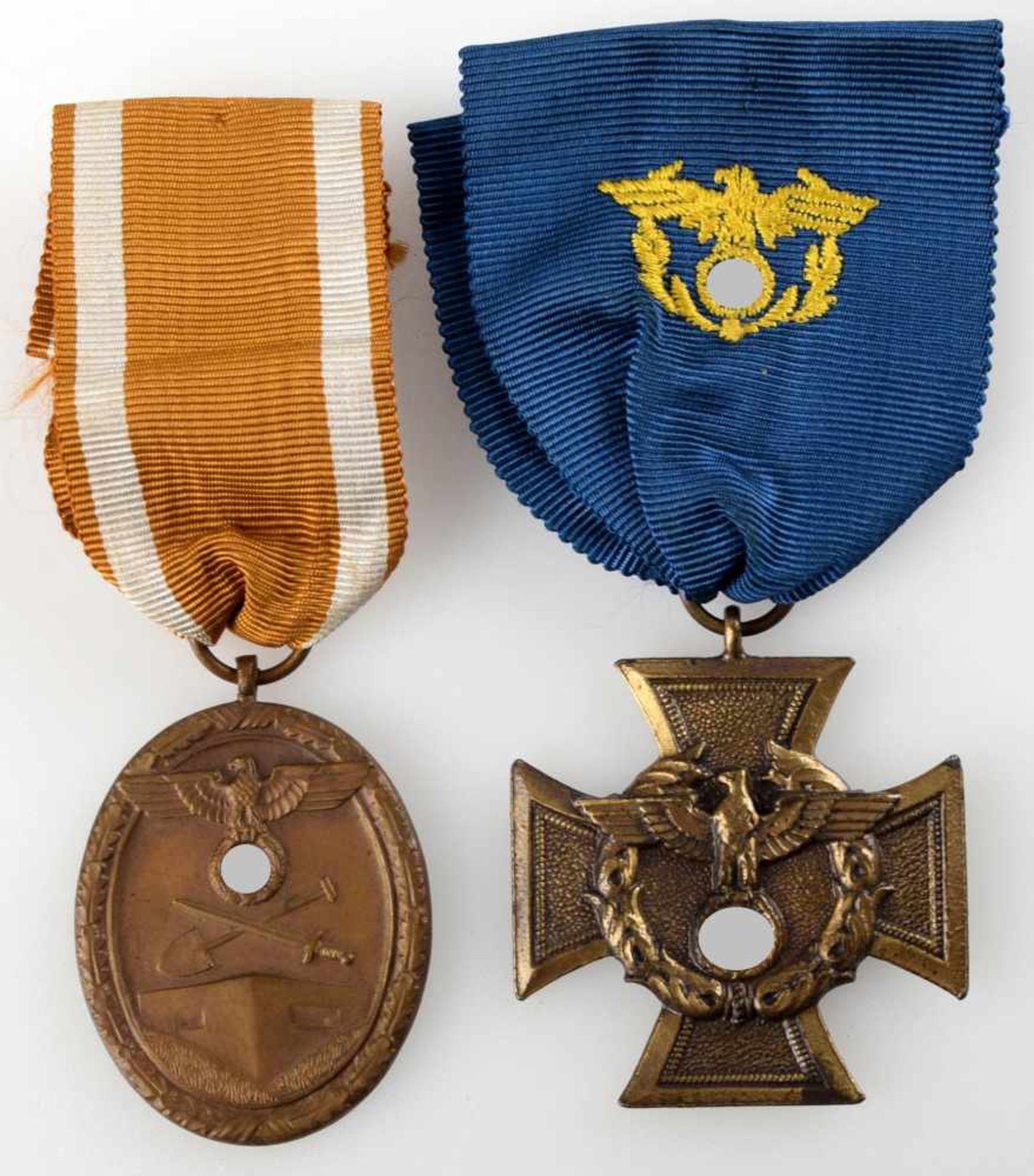 Paar Auszeichnungen III. Reich 1 x Deutsches Schutzwall-Ehrenzeichen am braun-weißen Band sowie 1 - Bild 2 aus 3