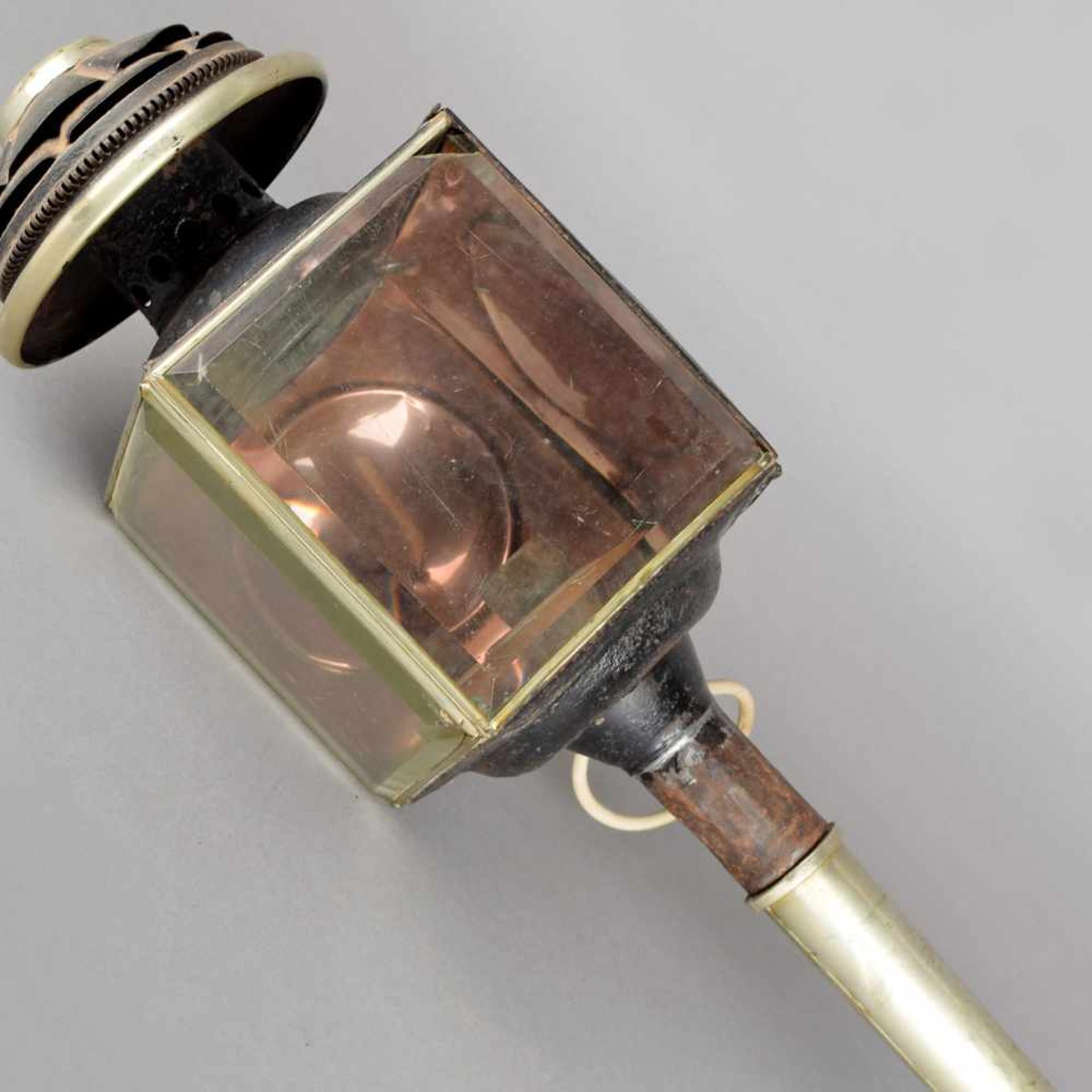 Kutscherlampe Metall, teils schwarz abgesetzt, zweiseitig verglast, nachträglich elektrifiziert (