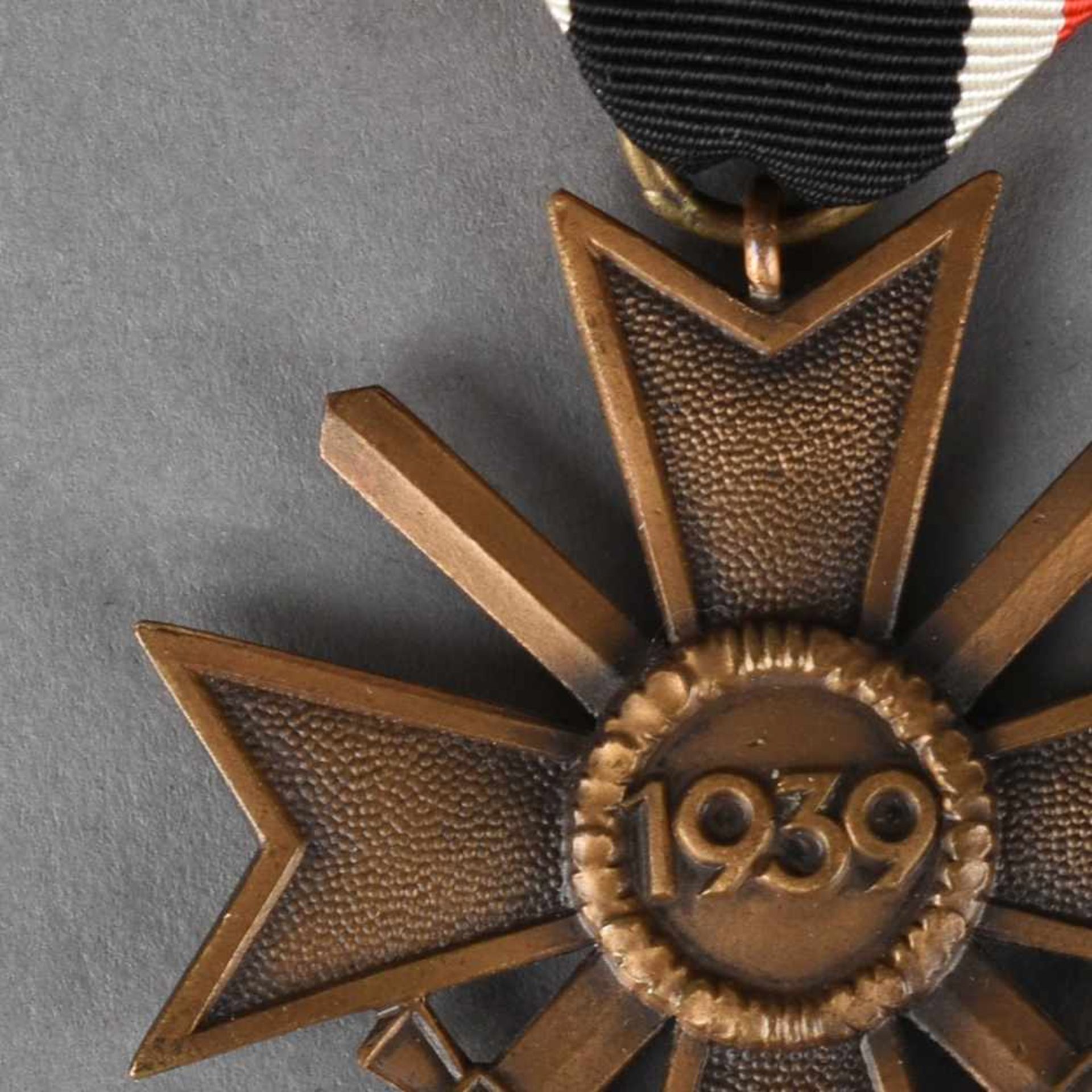 Auszeichnung III. Reich Kriegsverdienstkreuz 1939 mit Schwertern, am rot-weiß-schwarzen Band,