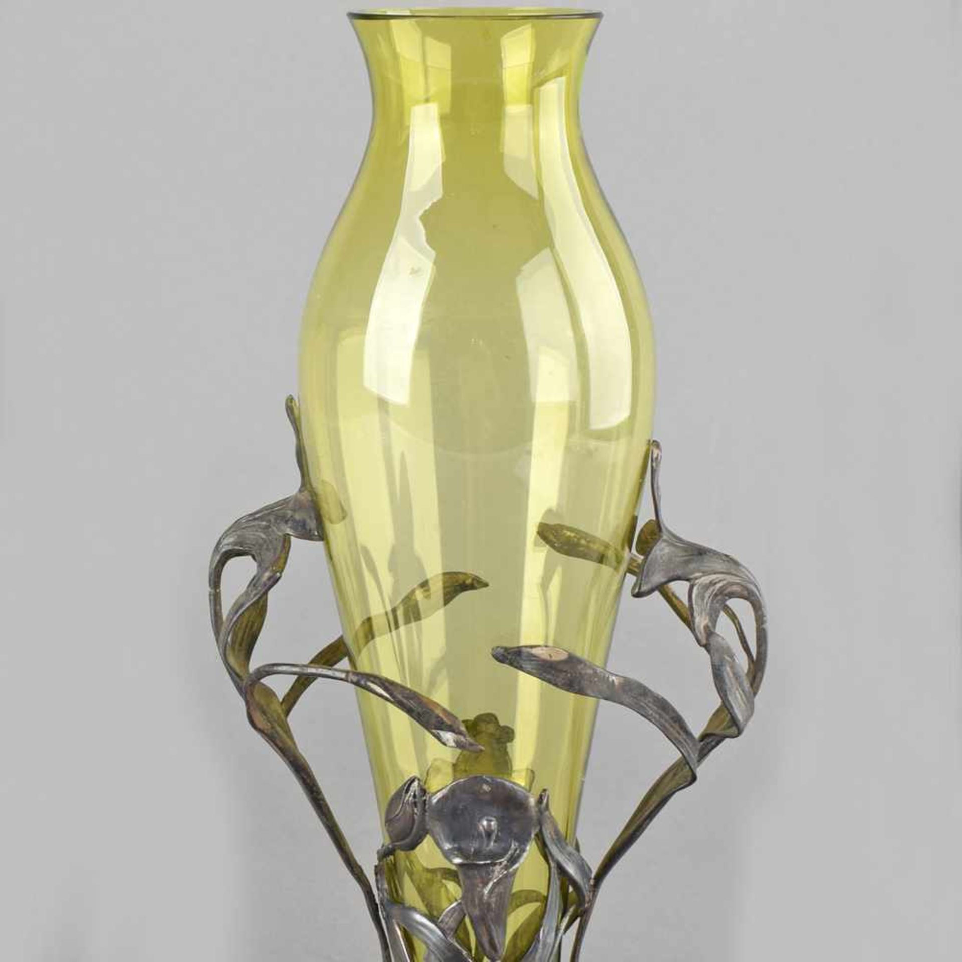 Jugendstil-Vase mit grünem Glaseinsatz, filigrane Einfassung durchbrochen gearbeitet, florales