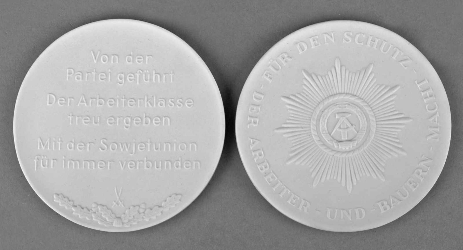 Paar Ehrenplaketten Polizei der DDR Meissen-Biskuitporzellan, av. "Für den Schutz der Arbeiter- - Bild 2 aus 2