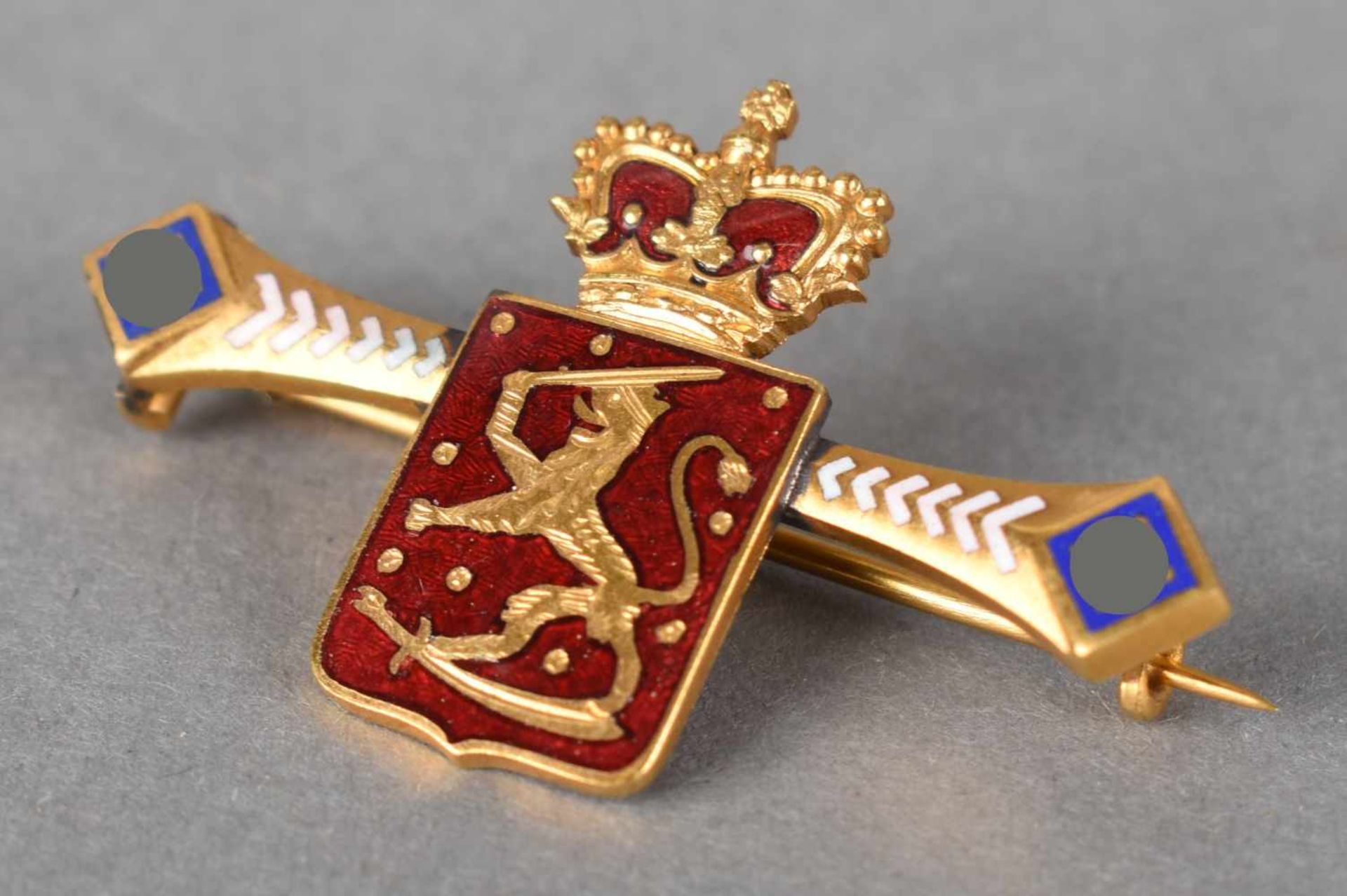 Brosche vergoldet, Emailarbeit, mittig bekröntes Wappen von Finnland, seitlich auslaufend mit - Bild 2 aus 2