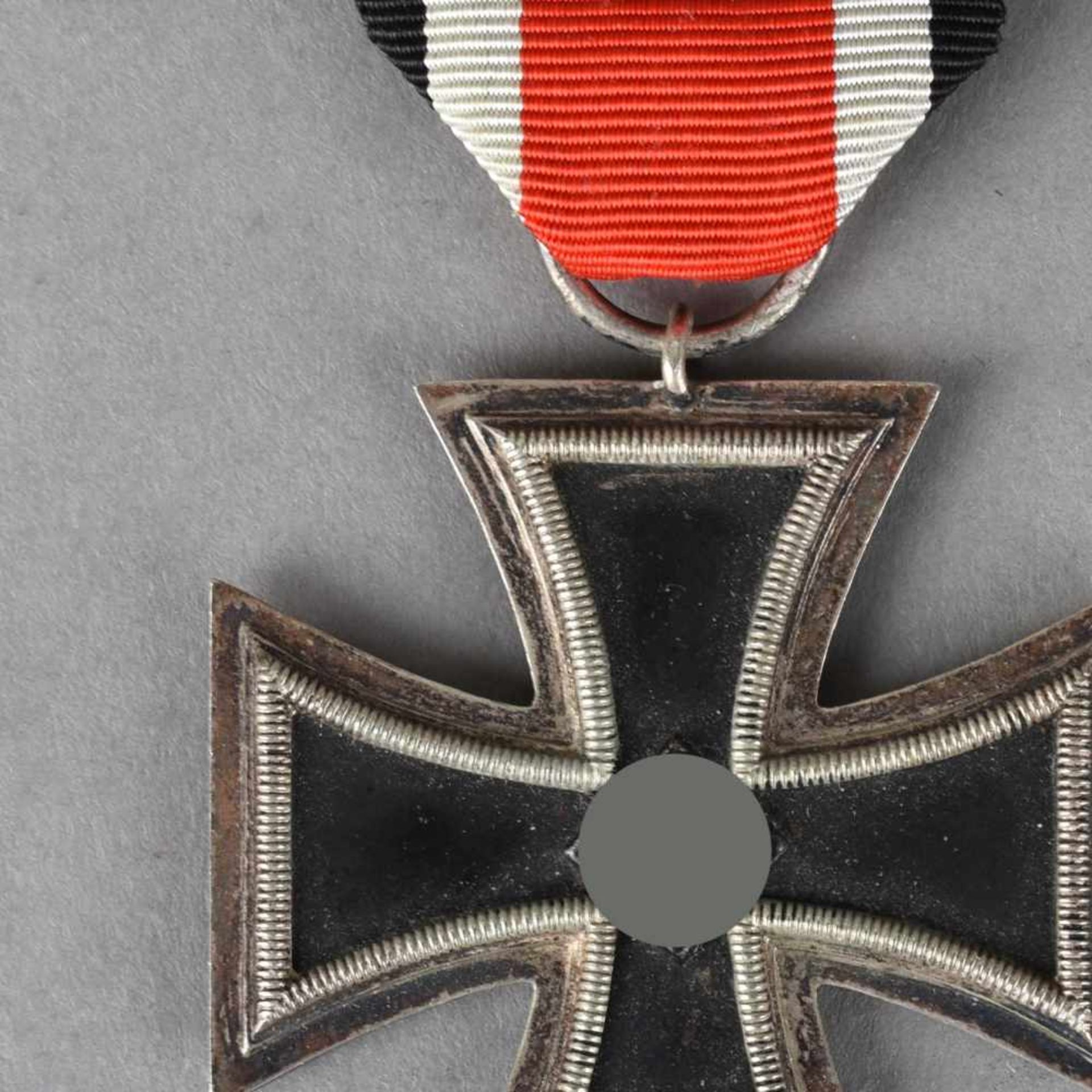 Kampfauszeichnung III. Reich Eisernes Kreuz 1939, 2. Klasse, am schwarz-weiß-roten Band,