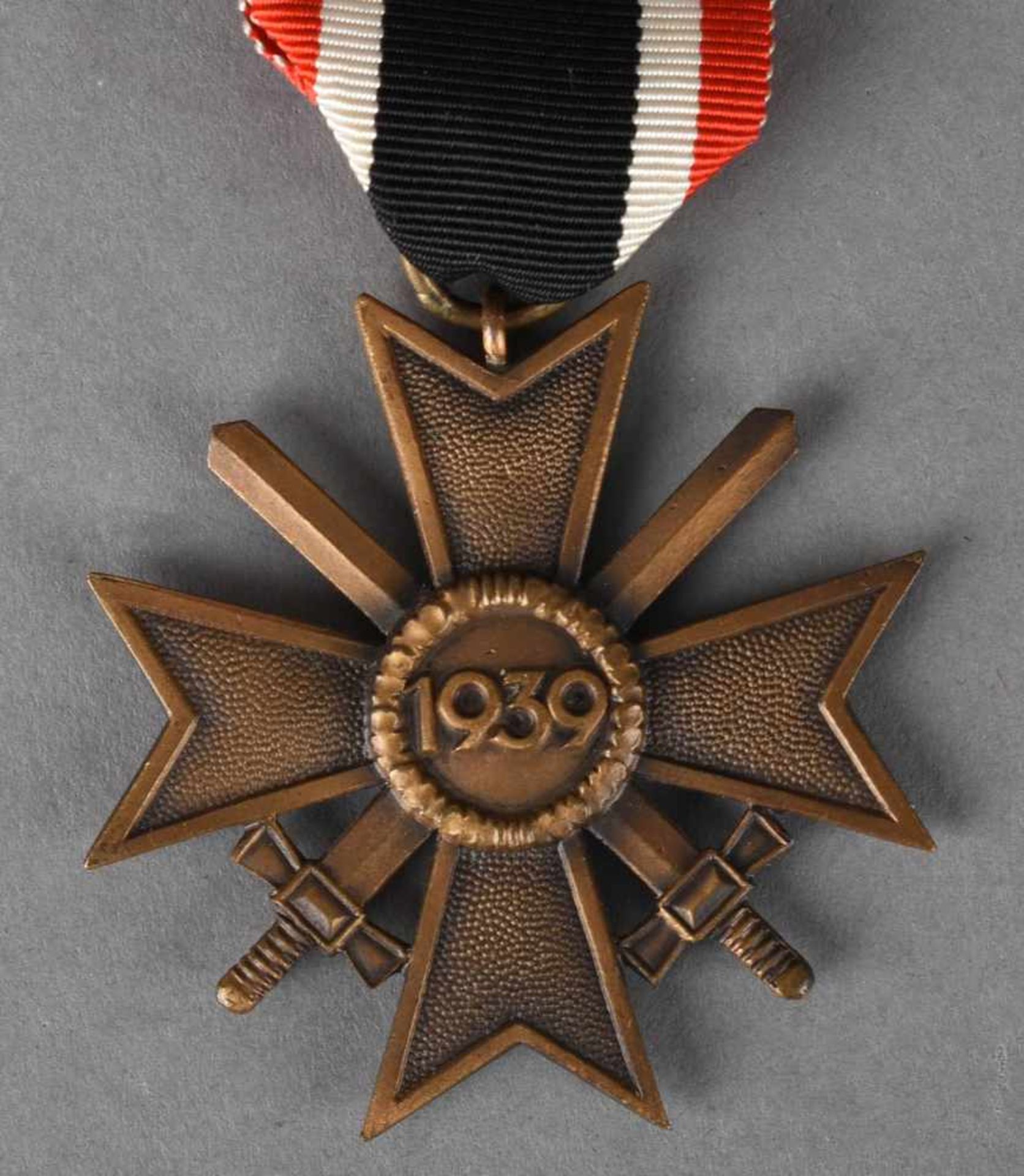 Auszeichnung III. Reich Kriegsverdienstkreuz 1939 mit Schwertern, am rot-weiß-schwarzen Band, - Bild 2 aus 2