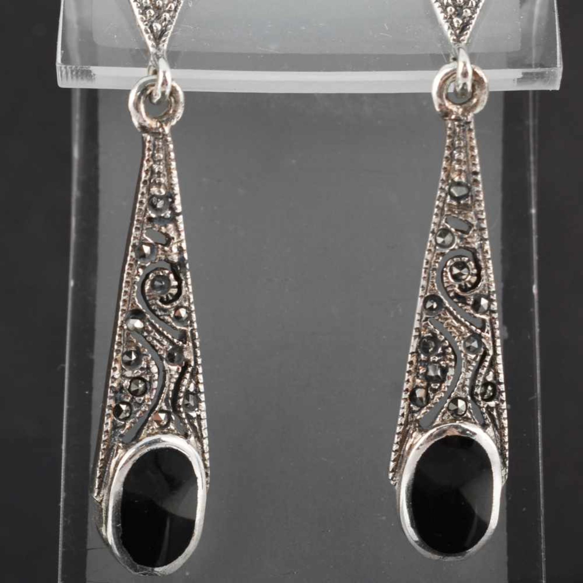 Paar Ohrhänger Silber 925, je gestreckte Tropfenform mit ovaler Onyxeinlage und Markasitenbesatz,
