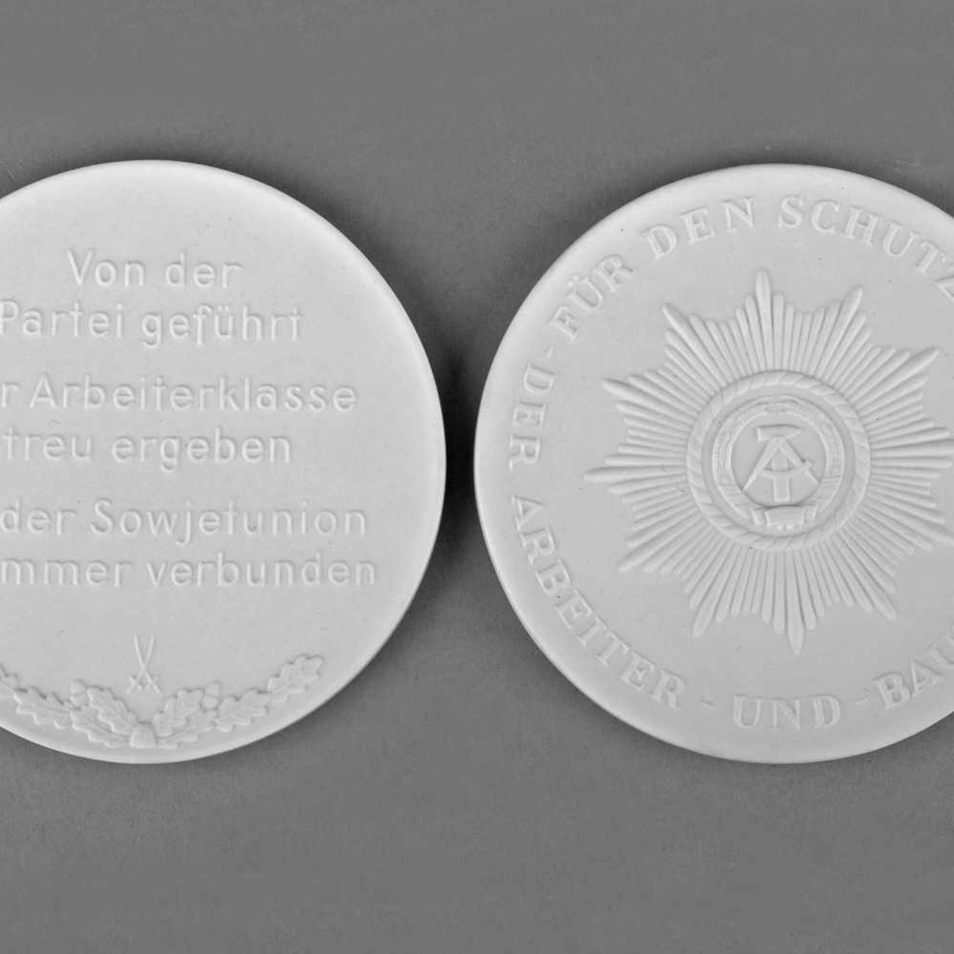 Paar Ehrenplaketten Polizei der DDR Meissen-Biskuitporzellan, av. "Für den Schutz der Arbeiter-