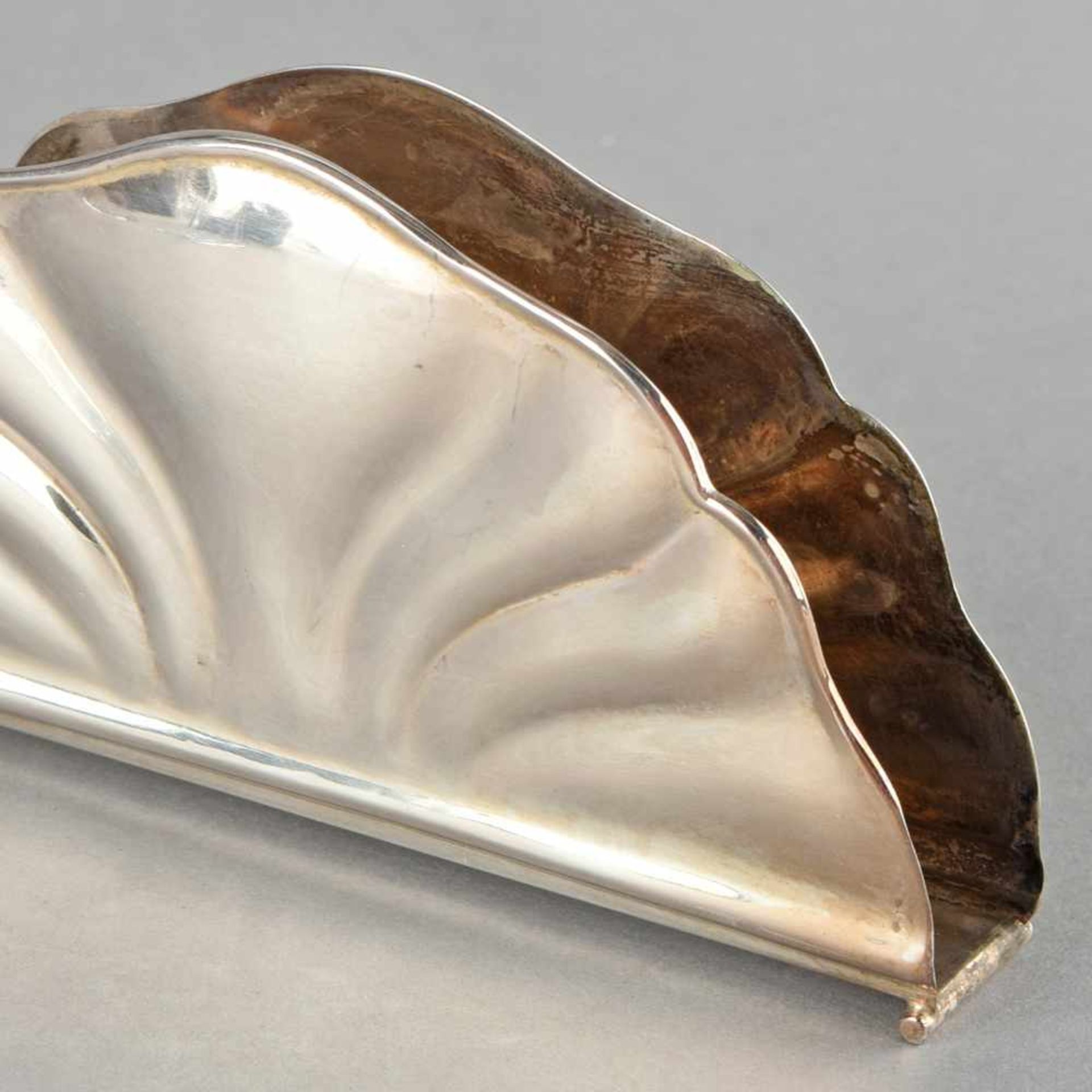 Serviettenhalter Silber 925, Hersteller: Hermann Behrnd, Dresden, halbrunde Schenkel mit gewellten