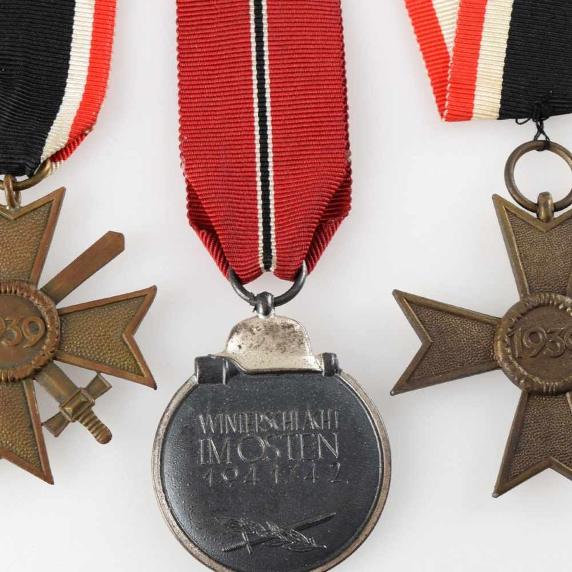 Auszeichnungen III. Reich insg. 3 versch. Ausführungen: 1 x Medaille Winterschlacht im Osten 1941/42