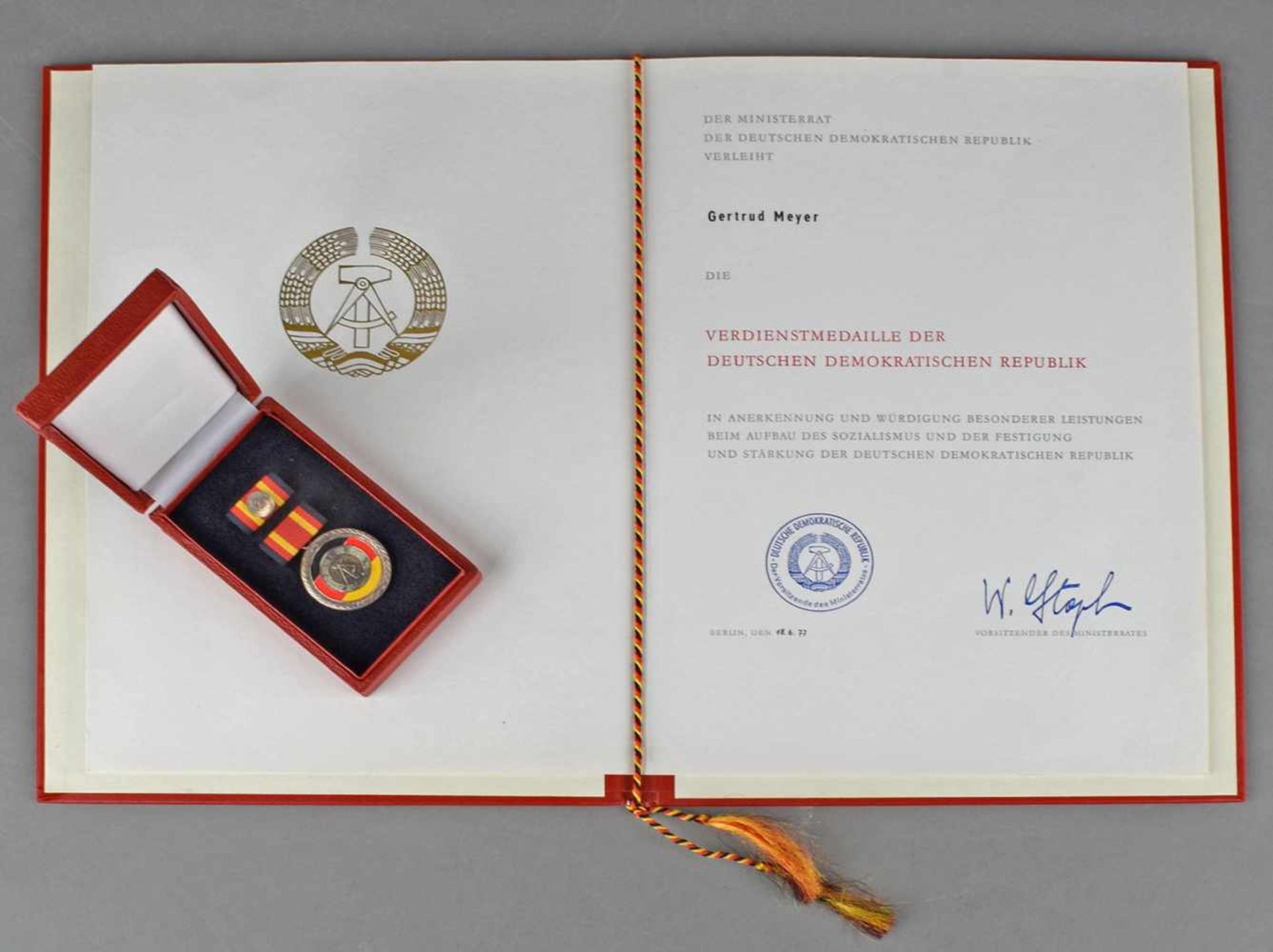 Verdienstmedaille der DDR mit Urkunde 1 x Verdienstmedaille der DDR, mit Interimsspange im roten - Bild 2 aus 2