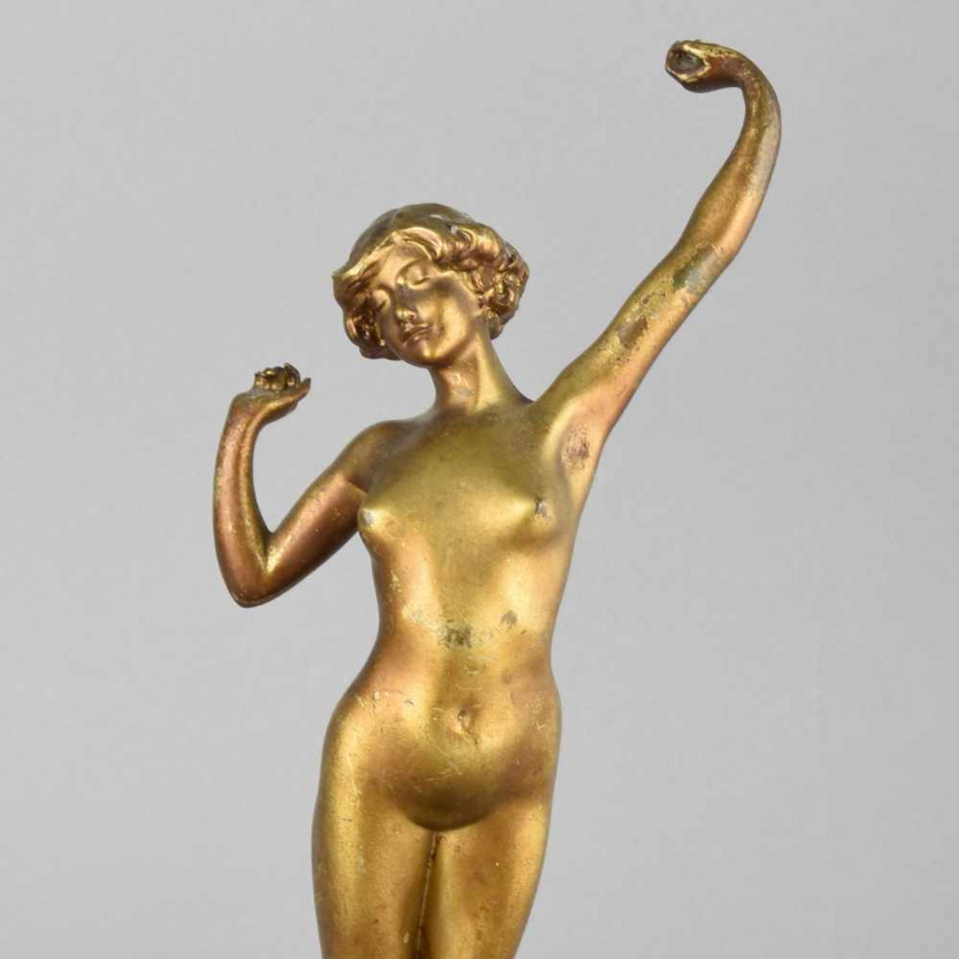 Jugendstil-Bronze Weißguss, goldfarben patiniert, stehender Mädchenakt in sich rekelnder Pose mit