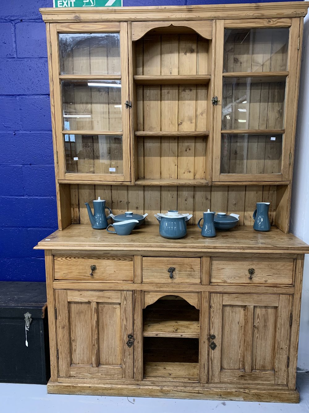 20th cent. Pitch pine dresser, the rack having two glazed doors with an open centre section.