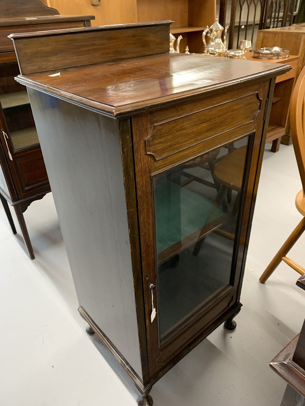 20th cent. Mahogany small glazed music cabinet. 19ins. x 37ins. x 16ins.