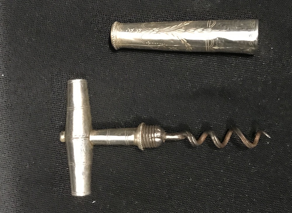 Corkscrews/Wine Collectables: A late 18th cent. Silver travelling corkscrew, makers mark 'IT',