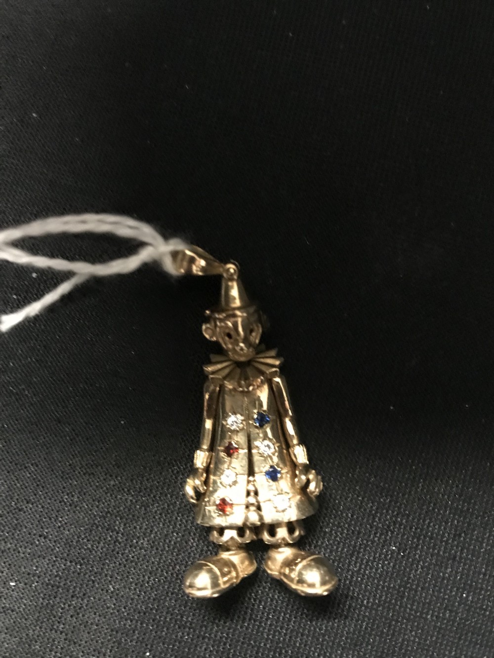 Jewellery: 20th cent. Novelty articulated clown (tests 9ct.) decorated with coloured stones. Approx.