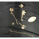 Jewellery: Selection of yellow metal items including earrings, pendants, chains & necklaces. Some