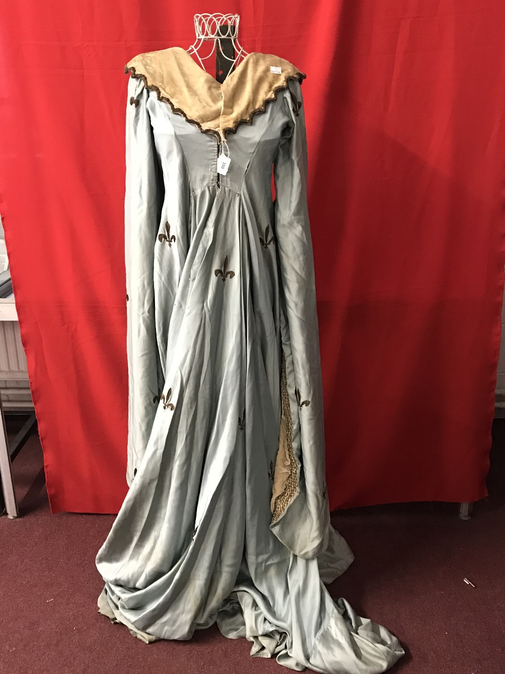 **Movie Icons/Screen Worn Dress/Henry V: The original dress worn by Renee Asherson in the scene