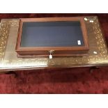 20th cent. Mahogany table top jewellery display case with lock, glazed top, blue baize lining.