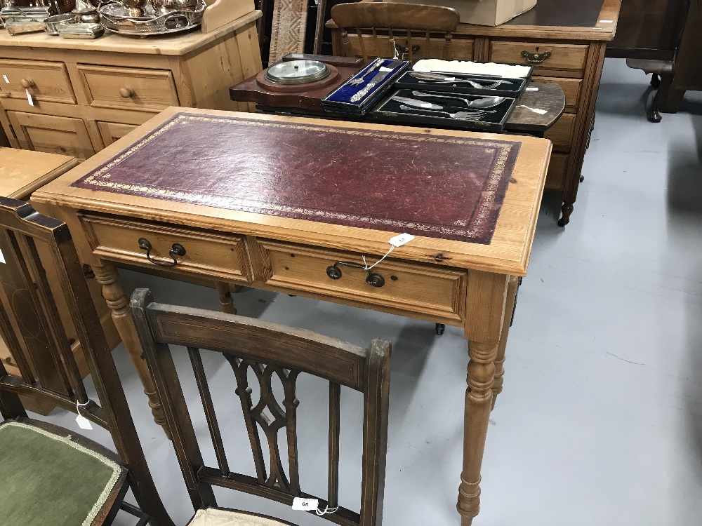 20th cent. Modern Pine desk with leather skiver. 35ins. x 32ins.x 17½ins.