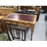 20th cent. Modern Pine desk with leather skiver. 35ins. x 32ins.x 17½ins.