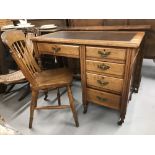 Edwardian. Small oak desk with leather inlaid surface, four side drawers and one knee hole drawer,