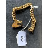 Hallmarked Gold: 18ct. Heavy curb link bracelet and padlock 25g.