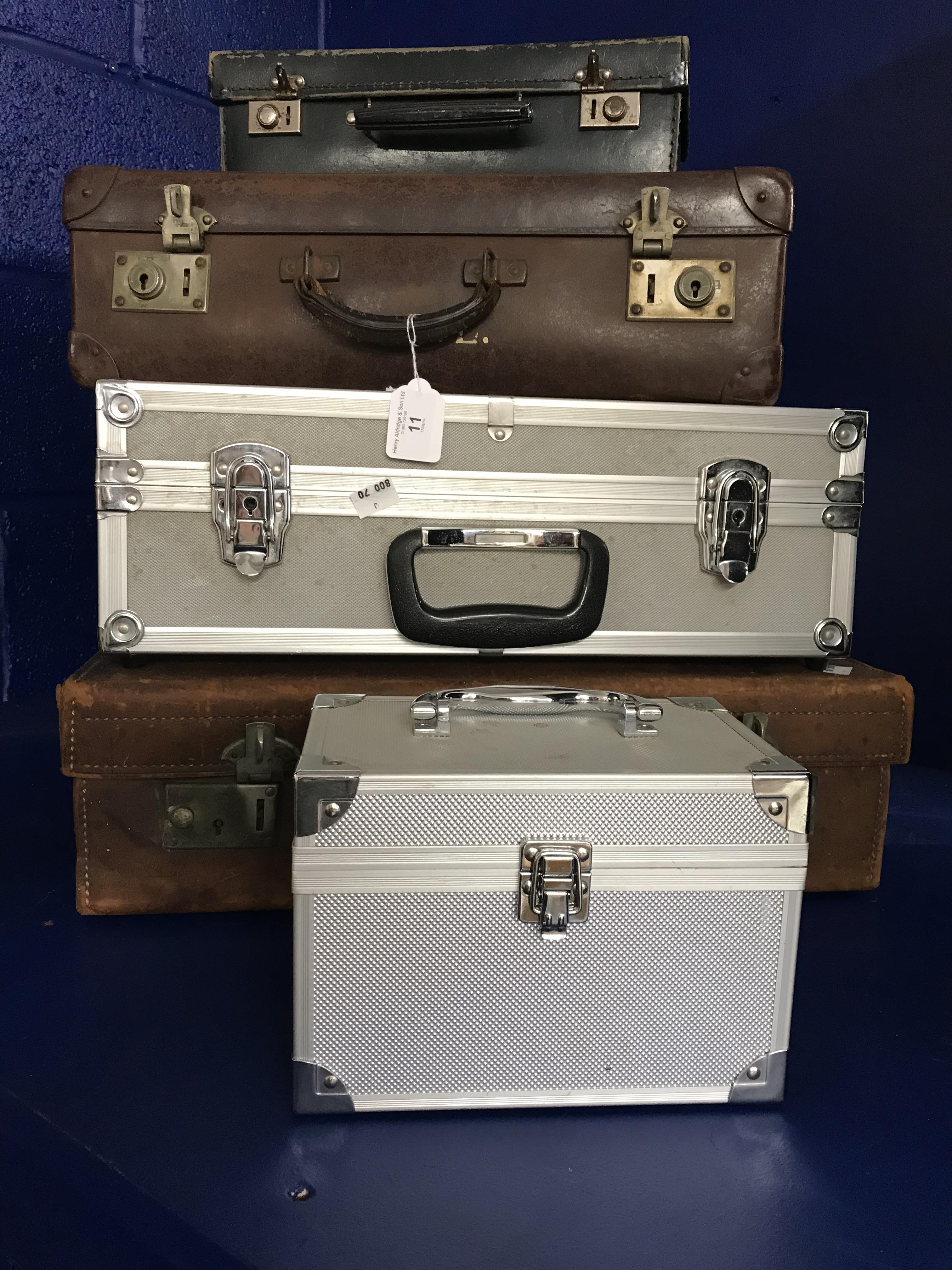 Luggage: 20th cent. Three graduated suitcases, one aluminium case and an aluminium vanity case. (5)