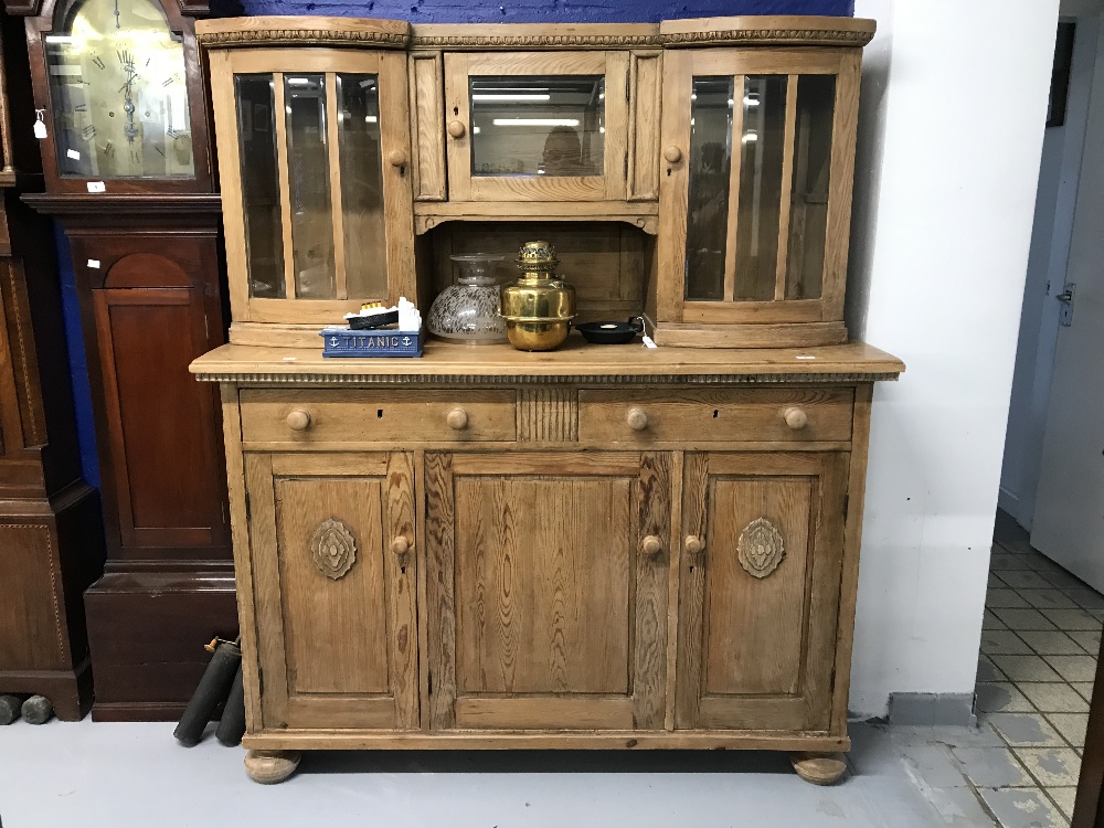 Early 20th cent. Rustic pine dresser, 3 door with bowed glass cupboards to the rack section. 58½