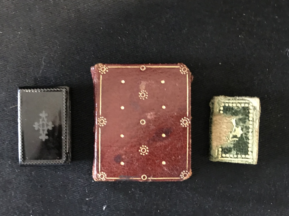 19th cent. Objects of Virtu: Miniature books. Le Petit Fabuliste, leather bound, very worn, 1ins.