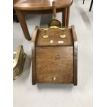 Early 20th cent. Oak coal scuttle with brass handle.
