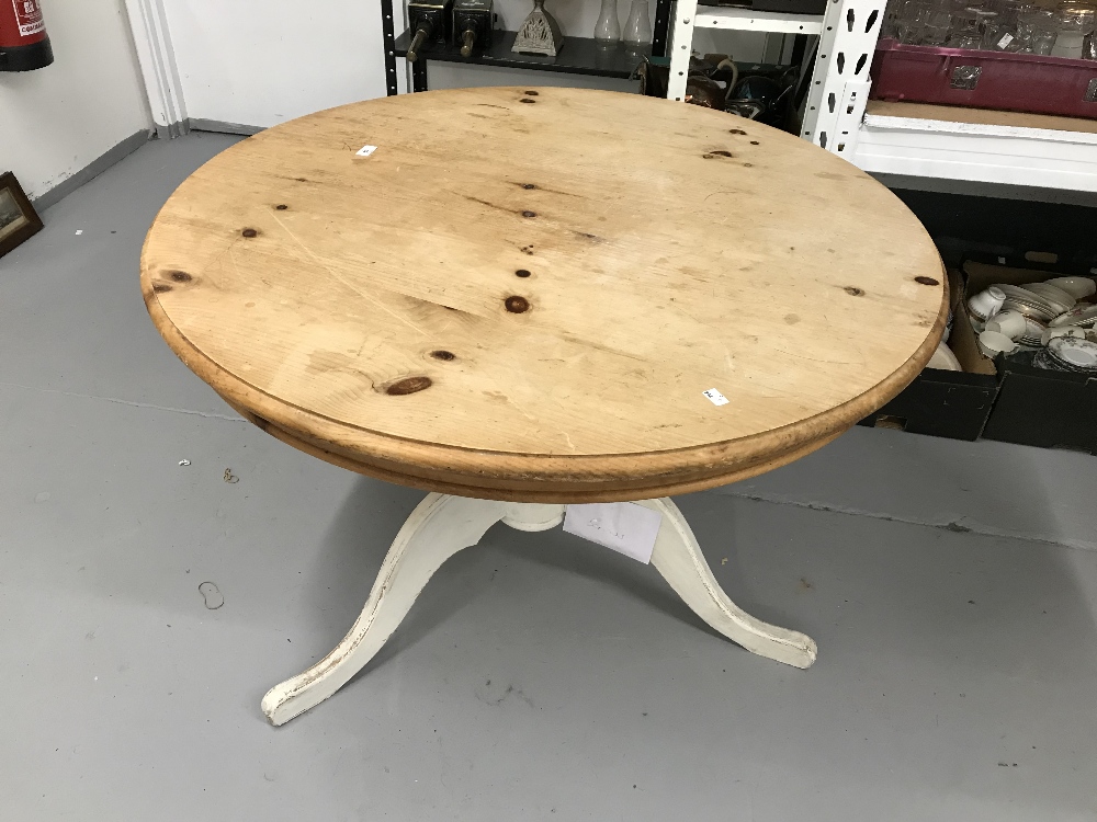 20th cent. Pine circular dining table on single support.