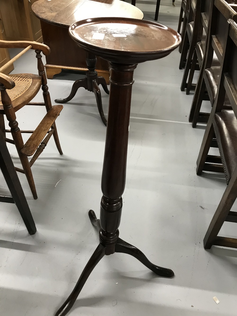 19th cent. Mahogany torchére on three splayed supports.