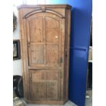 19th cent. Pitch pine corner cupboard. The top and bottom doors open to reveal fitted shelves.
