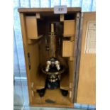 Scientific Instruments: 20th cent. Rich Holz of Berlin boxed microscope 14331 plus a collection of