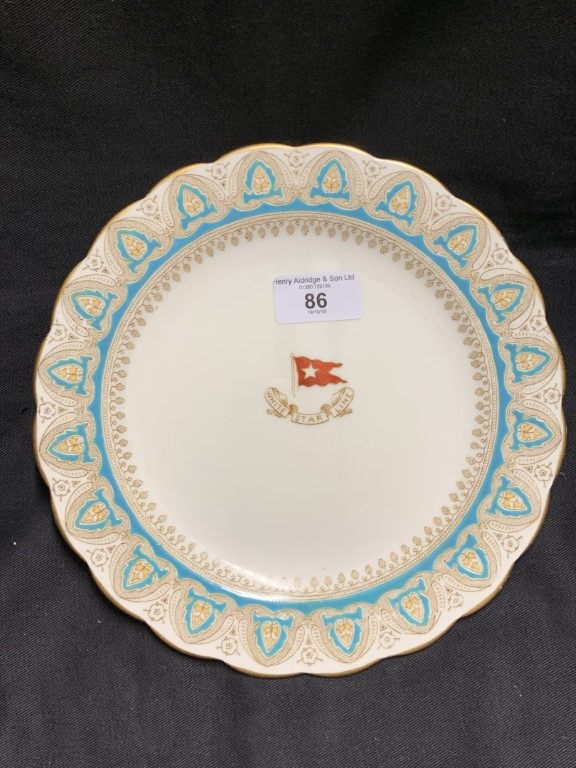 WHITE STAR LINE: First-class Gothic arch dinner plate with house flag to centre.